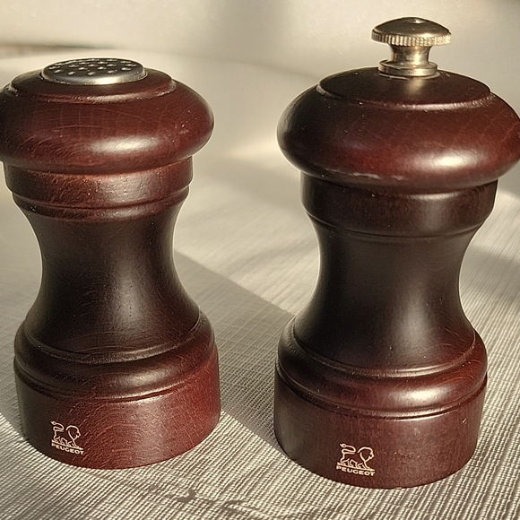 Peugeot Compact Pepper Mill and Salt Shaker Set  BinY - Picture 2 of 8